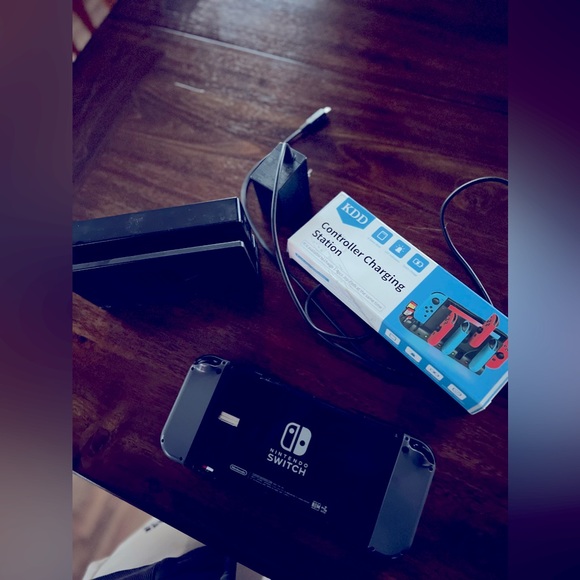 Nintendo Switch - Picture 3 of 5